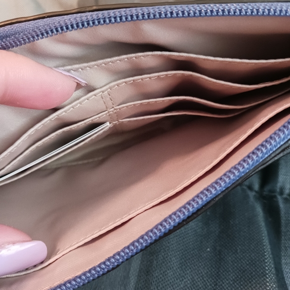 NWT! 🎁🎄 Beautiful Quilted Coach Wristlet! - Picture 12 of 15